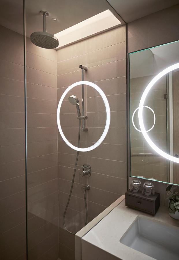 Hotel Amari Kuala Lumpur Exteriér fotografie LED shower light