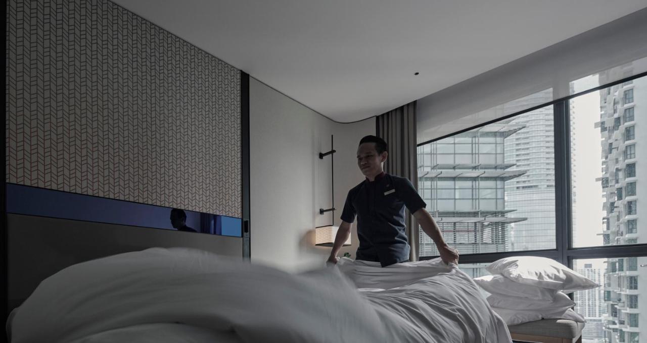 Hotel Amari Kuala Lumpur Exteriér fotografie A hotel housekeeper making a bed